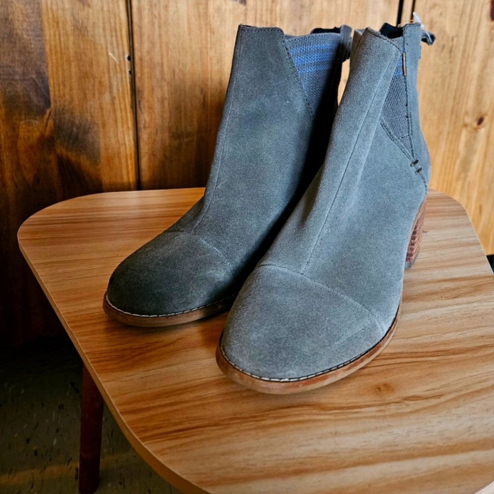 Grey boots